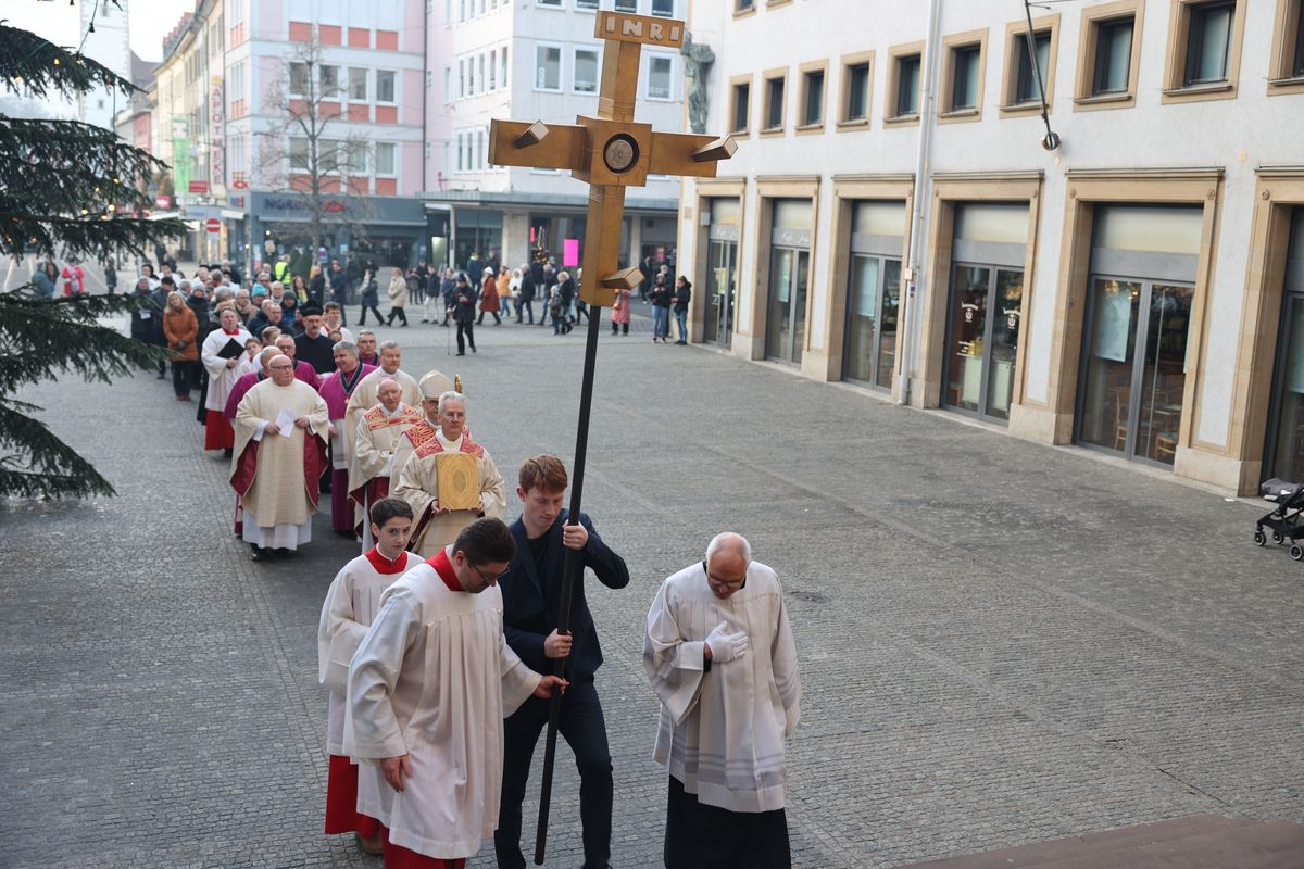 Mit einer Prozession vom Neumünster zum Kiliansdom und einer Pontifikalmesse hat Bischof Dr. Franz Jung am Dienstag, 31. Dezember, in Würzburg für das Bistum das Heilige Jahr eröffnet. Es steht unter dem Motto "Pilger der Hoffnung". 