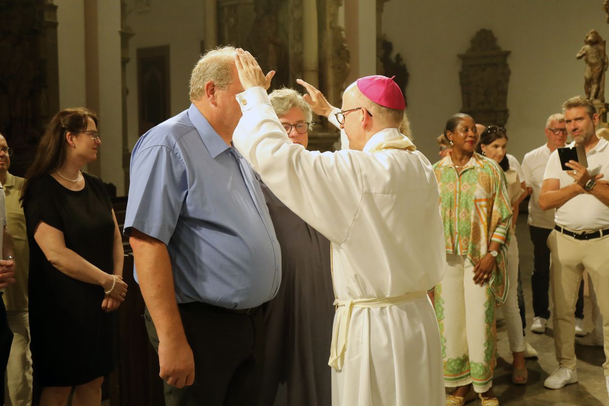 Mit rund 1000 Eheleuten, die in diesem Jahr Silberhochzeit haben, feierte Bischof Dr. Franz Jung am Freitagabend, 4. Juli 2025, einen Pontifikalgottesdienst im Kiliansdom. Im Anschluss erteilten er, Weihbischof Paul Reder sowie weitere Seelsorgerinnen und Seelsorger den Paaren einzeln den Segen.