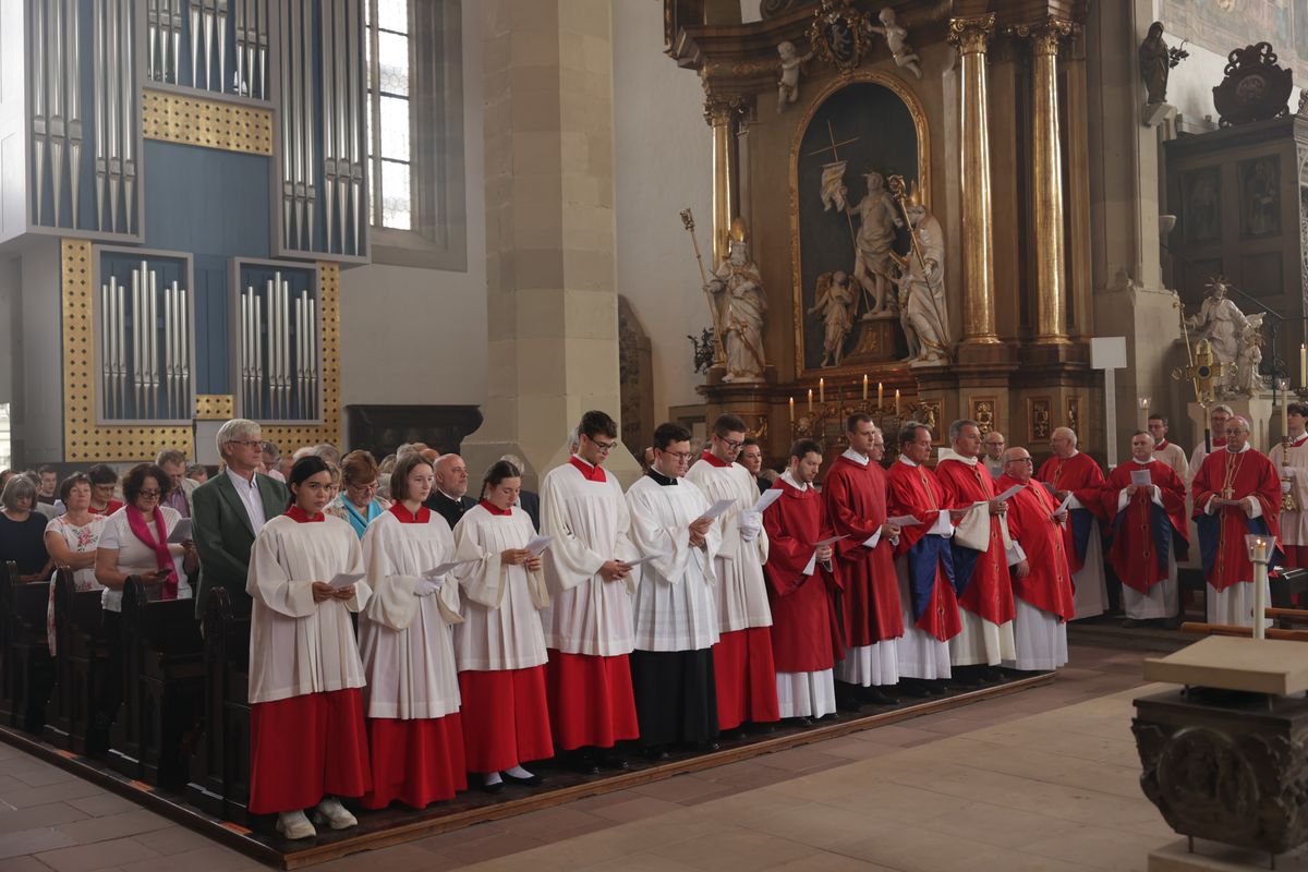 Mit einer Reliquienprozession von Sankt Burkard über die Alte Mainbrücke und einem Pontifikalgottesdienst im Kiliansdom ist am Sonntag, 6. Juli, die Kiliani-Wallfahrtswoche 2025 eröffnet worden.