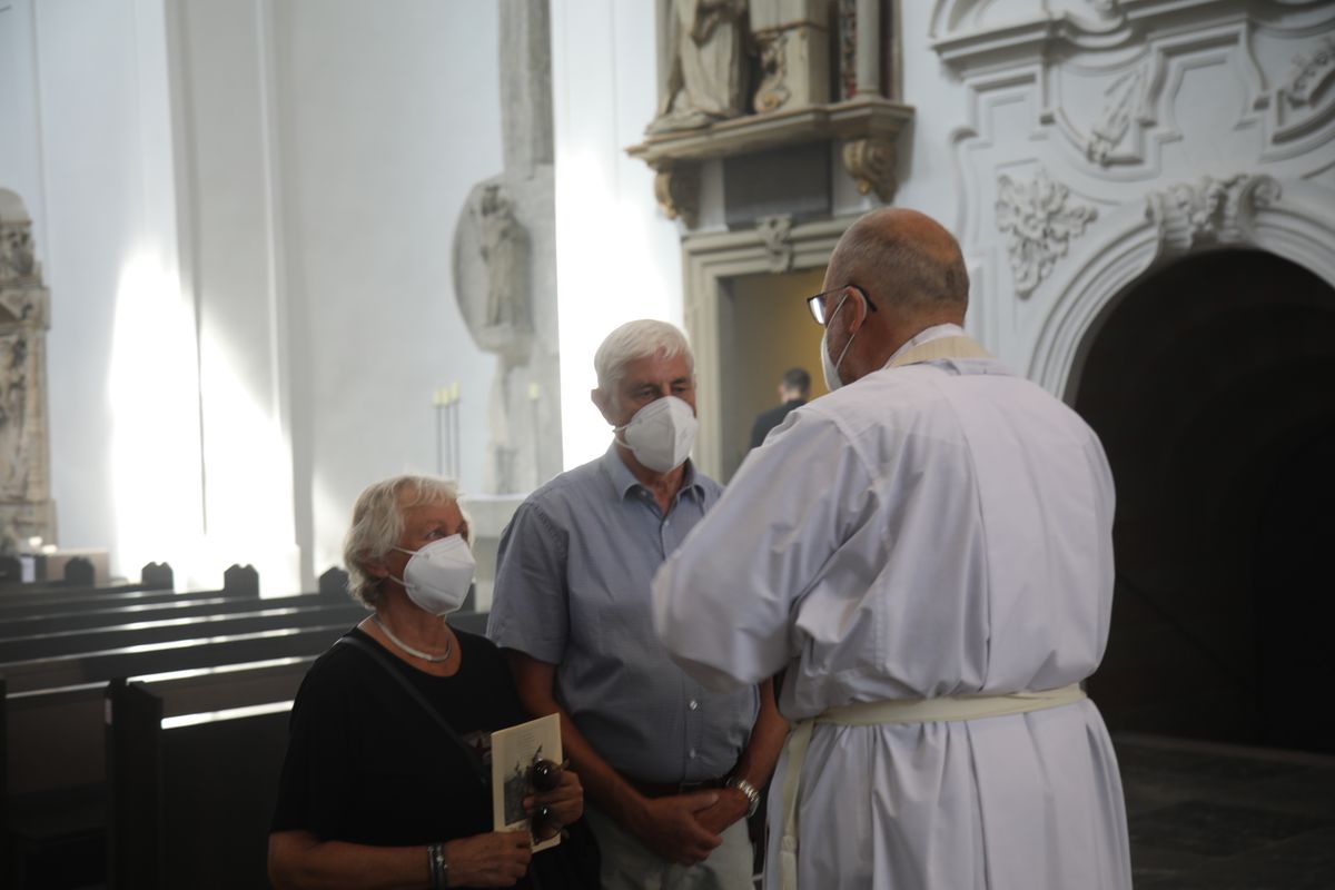 2621/0622 - Ehejubilare Gold mit Weihbischof Ulrich Boom_27914 Weihbischof Ulrich Boom feierte am Montagnachmittag, 26. Juni, einen Gottesdienst für Ehepaare, die 2020 oder 2021 ihr goldenes, diamantenes oder eisernes Ehejubiläum hatten. Im Anschluss konnten sich die Paare segnen lassen.