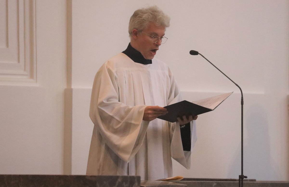 Bischof Dr. Franz Jung feierte am Mittwochabend, 23. Juni, einen Gottesdienst für Ehepaare, die 2021 oder 2021 auf 25 gemeinsame Jahre zurückblicken. Im Anschluss konnten sich die Paare segnen lassen.