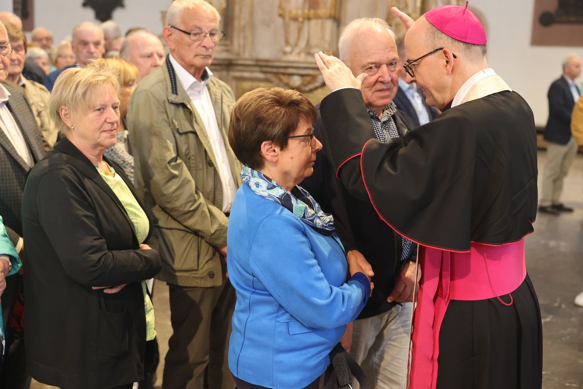 Seelsorgerinnen und Seelsorger spendeten nach dem Gottesdienst den Jubelpaaren individuell den Segen. 