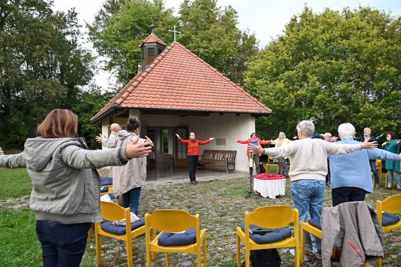 Körperübungen halfen dabei, die Suche nach dem eigenen Weg zu verdeutlichen.  Körperübungen halfen dabei, die Suche nach dem eigenen Weg zu verdeutlichen.