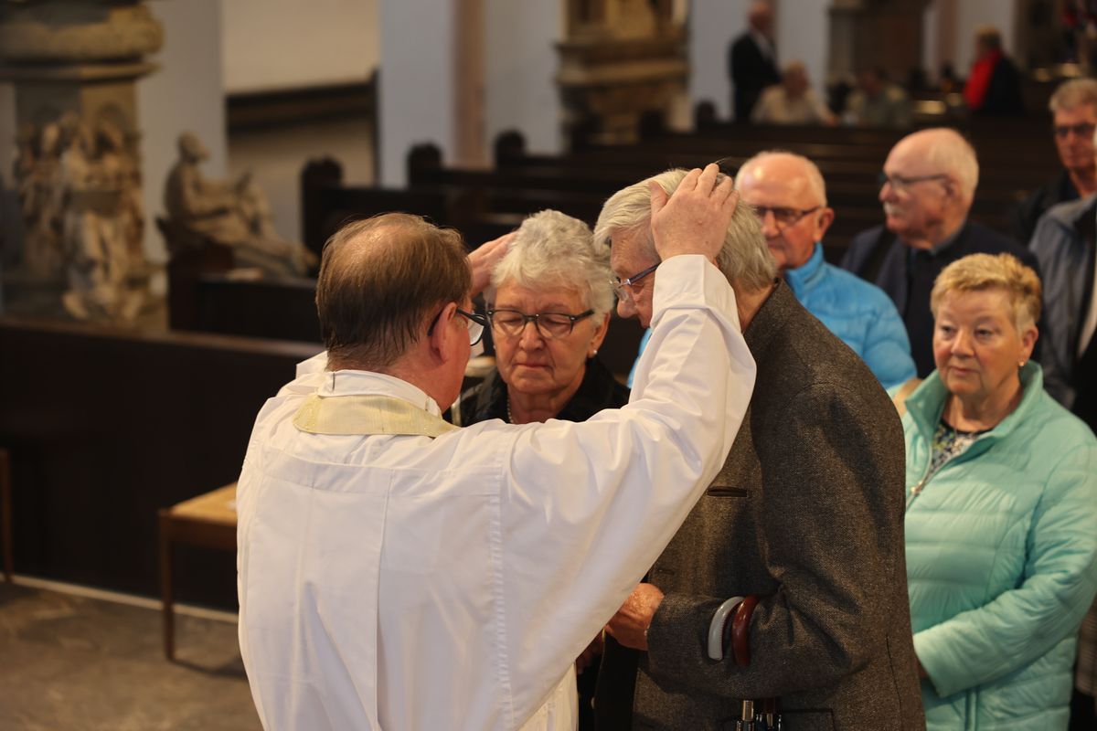 Seelsorgerinnen und Seelsorger spendeten nach dem Gottesdienst den Jubelpaaren individuell den Segen. 