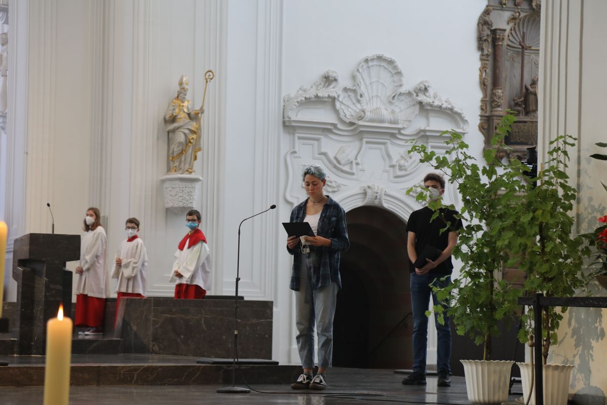 2721/0661 Ministranten-Gottesdienst_28694 Weihbischof Ulrich Boom hat anlässlich der Kiliani-Wallfahrtswoche mit den Ministranten einen Gottesdienst im Würzburger Dom gefeiert.