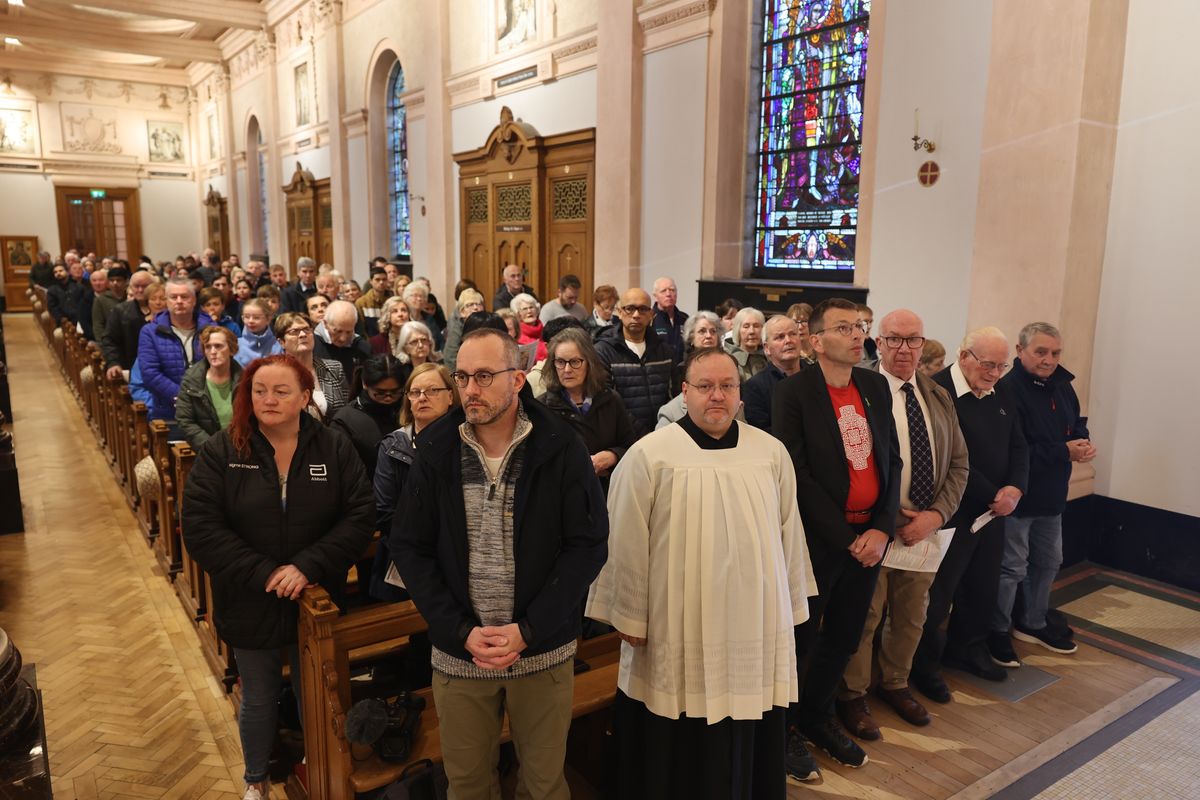 Bischof Dr. Franz Jung feierte am Sonntag, 6. Oktober, einen Gottesdienst zum Abschluss der Irlandwallfahrt mit den Reliquien der Frankenapostel in der Kathedrale von Cavan. Im Anschluss wurde der Schrein mit den Häuptern der Märtyrer für den Rücktransport nach Würzburg sicher verpackt.