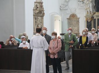 Bischof Dr. Franz Jung segnete nach dem Gottesdienst die Ehejubilare.