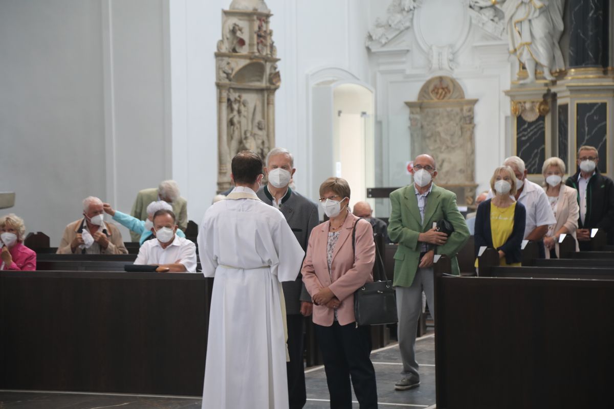 2721/0630_Ehejubilare mit Bischof Franz Jung_28146 Bischof Dr. Franz Jung segnete nach dem Gottesdienst die Ehejubilare.