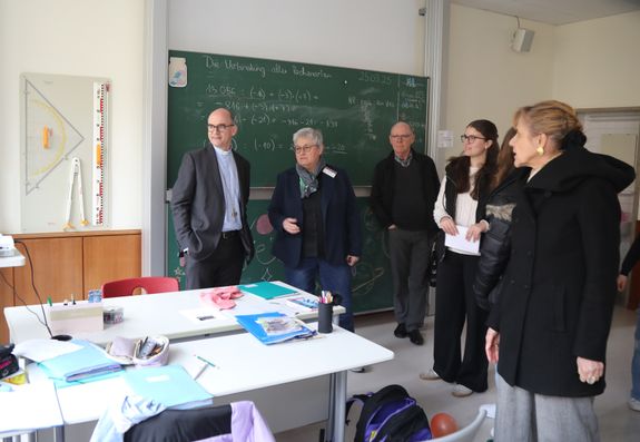 1525/0353 Bischof Jung besucht Sankt-Ursula-Schule_57007
