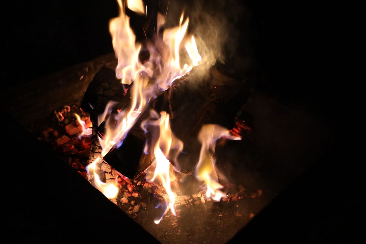 Die Osterkerze wurde im Domkreuzgang am Osterfeuer entzündet und in den dunklen Dom getragen.