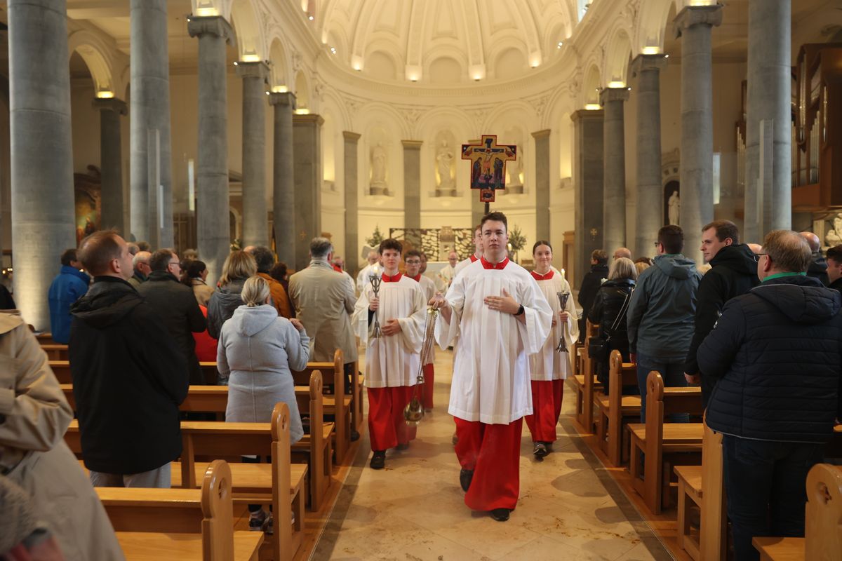 Bischof Dr. Franz Jung feierte am Festtag des heiligen Franziskus in der Kathedrale des heiligen Mél in Longford einen Gottesdienst. Im Anschluss lud die Pfarrei zum Kaffee in das Untergeschoss ein.