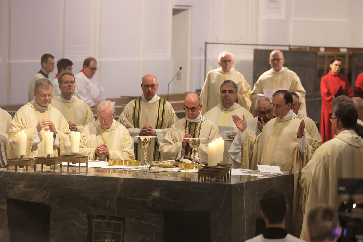 Bischof Dr. Franz Jung hat am Montagabend, 25. März, im Würzburger Kiliansdom die Heiligen Öle für alle 43 Pastoralen Räume im Bistum Würzburg  geweiht.