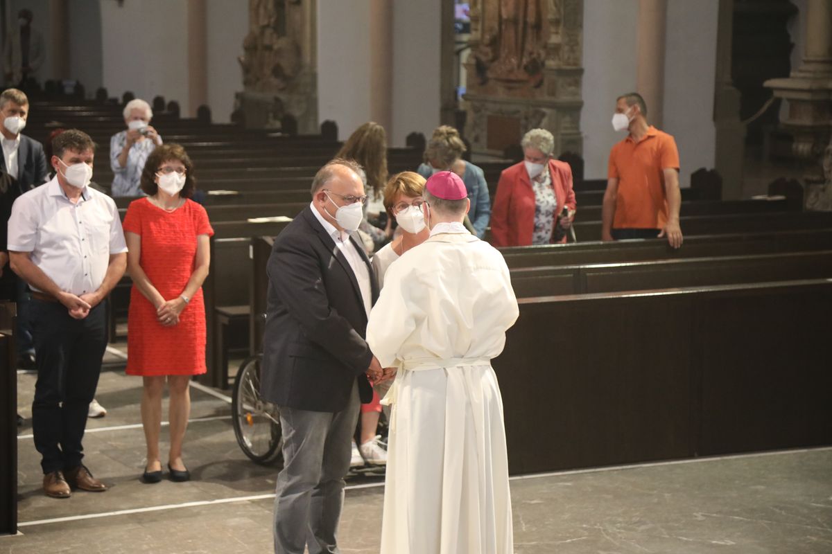 2721/0637-Dankgottesdienst für Ehejubilare mit Bischof Dr. Franz Jung_28288 Bischof Dr. Franz Jung hat am Mittwochabend, 30. Juni, einen Gottesdienst im Würzburger Kiliansdom gefeiert.
