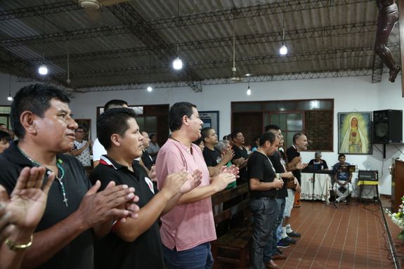 Die Häftlinge feiern den Gottesdienst in der Gefängniskapelle mit. Die Häftlinge feiern den Gottesdienst in der Gefängniskapelle mit.