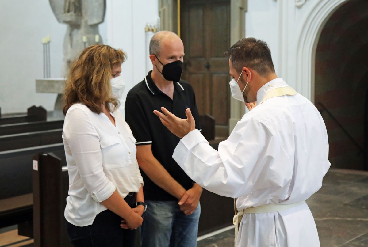 2721/0649 Dankgottesdienst für Ehejubilare mit Bischof Jung am Freitagabend, 2. Juli_28568 Mit rund 120 Ehepaaren aus der ganzen Diözese, die 2020 oder 2021 ihr silbernes Ehejubiläum feiern, hat Bischof Dr. Franz Jung am Freitagabend, 2. Juli, einen Gottesdienst im Würzburger Kiliansdom gefeiert.
