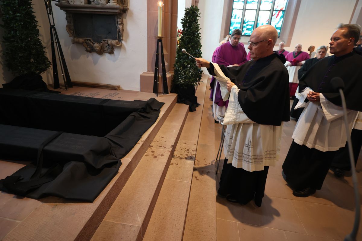 Bischof Dr. Franz Jung feierte am Samstag, 12. Oktober, im Würzburger KIliansdom ein Pontifikalrequiem für Weihbischof em. Helmut Bauer. Die anschließende Beisetzung leitete Dompropst Weihbischof Paul Reder.