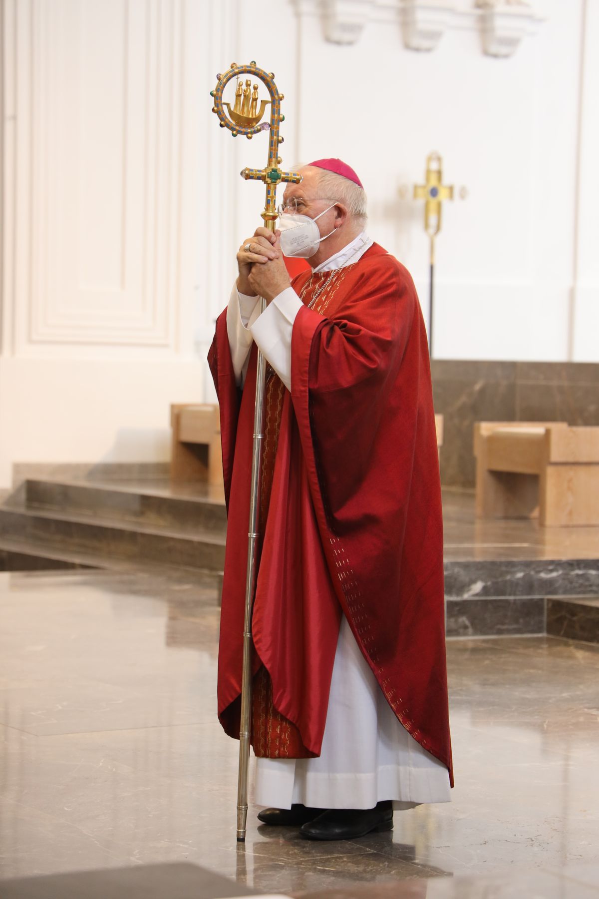 Weihbischof Ulrich Boom hat im Auftrag von Bischof Dr. Franz Jung 33 Frauen und sieben Männern am Freitagabend, 9. Juli, im Kiliansdom die Missio canonica verliehen.