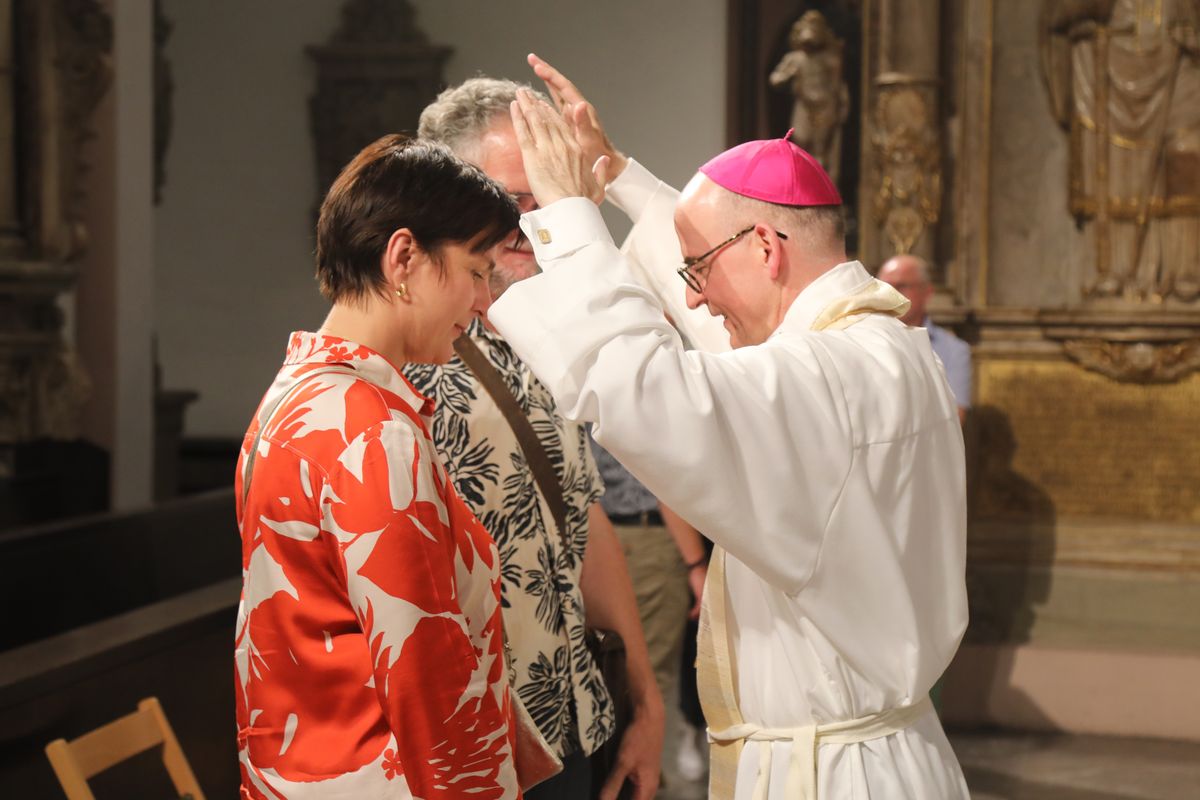 Mit rund 1000 Eheleuten, die in diesem Jahr Silberhochzeit haben, feierte Bischof Dr. Franz Jung am Freitagabend, 4. Juli 2025, einen Pontifikalgottesdienst im Kiliansdom. Im Anschluss erteilten er, Weihbischof Paul Reder sowie weitere Seelsorgerinnen und Seelsorger den Paaren einzeln den Segen.