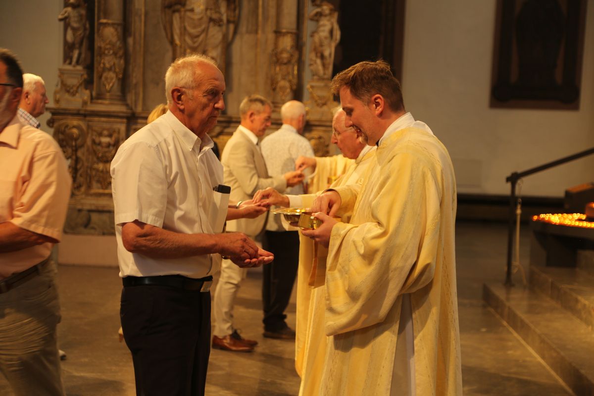 Rund 250 Ehejubilare haben am Freitagnachmittag, 4. Juli, im Kiliansdom in einem Pontifikalgottesdienst mit Weihbischof em. Ulrich Boom ihr Eheversprechen erneuert. 