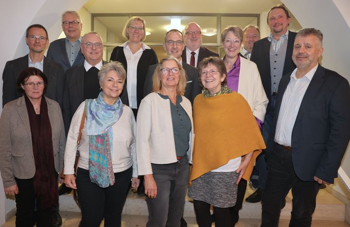 Von links: Roswitha Schuhmann, Benjamin Riebel, Klaus Schmalzl, Domkapitular Monsignore Dr. Stefan Rambacher, Patrizia Sormani, Barbara Hornung, Eva Warnke, Ordinariatsrat Robert Hambitzer, Johannes Reuter, Claudia Annon, Alexandra Eck, Frank Greubel, Burkhard Pechtl und Andreas Bergmann. Es fehlen Gabriela Amon und Gabriele Denner. 