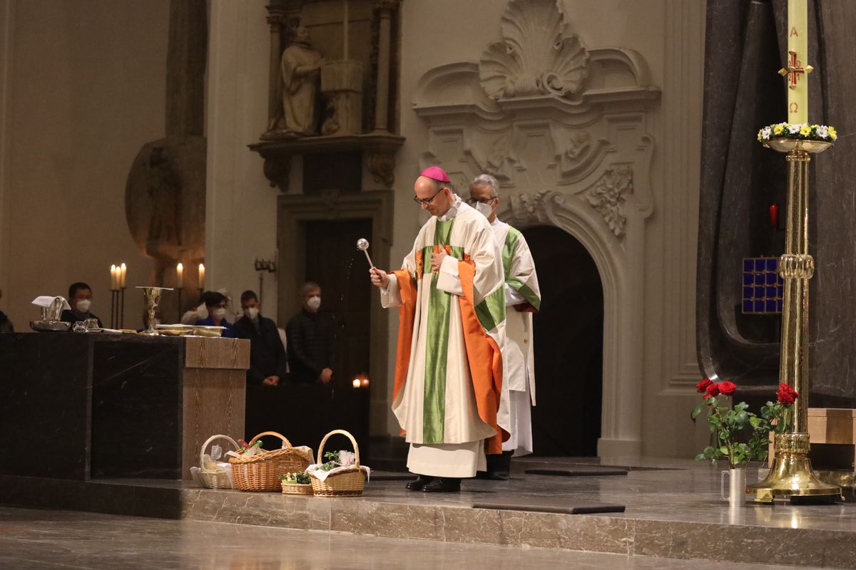 Bischof Dr. Franz Jung segnete am Ende der Osternacht die Osterspeisen.