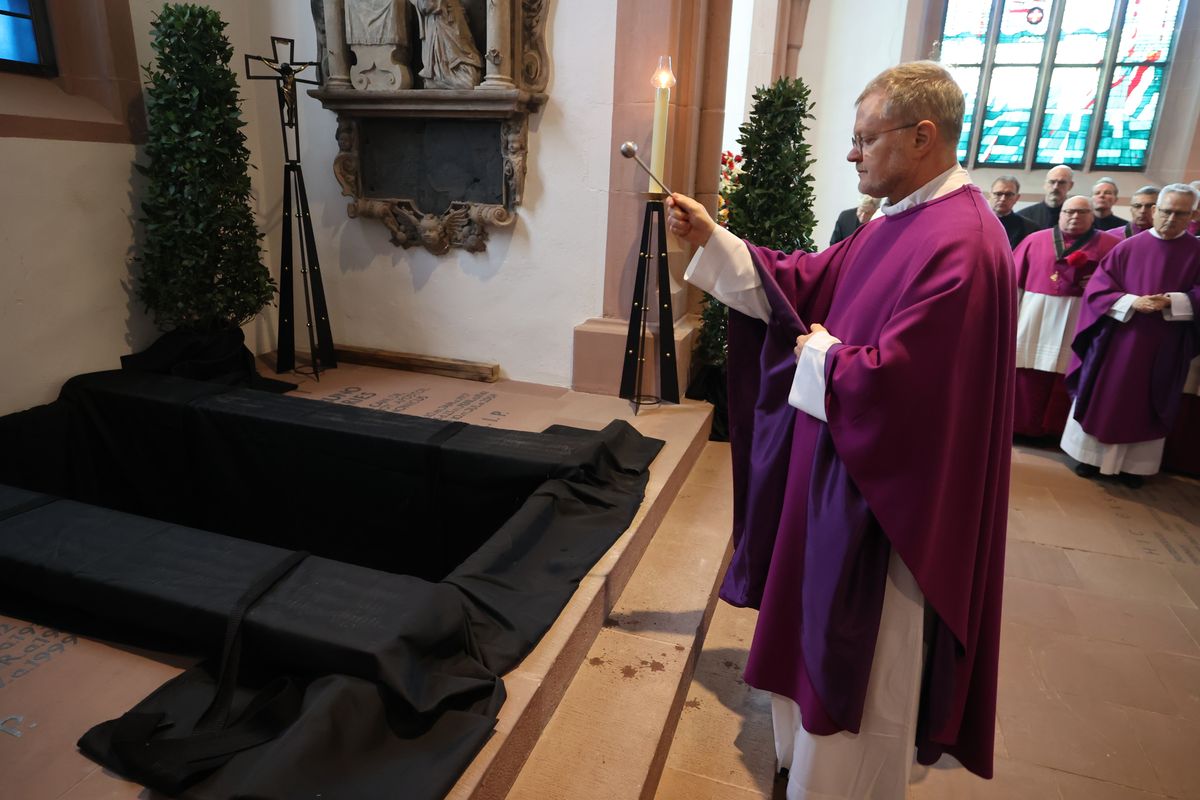 Bischof Dr. Franz Jung feierte am Samstag, 12. Oktober, im Würzburger KIliansdom ein Pontifikalrequiem für Weihbischof em. Helmut Bauer. Die anschließende Beisetzung leitete Dompropst Weihbischof Paul Reder.