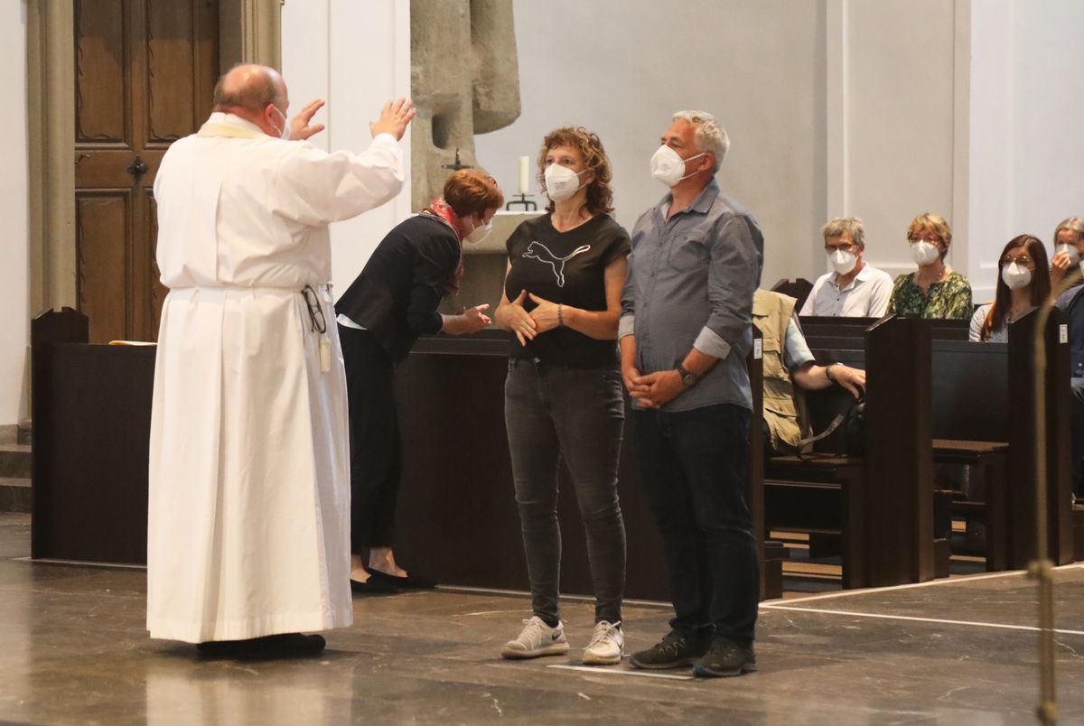 2621/0613 Gottesdienst für Ehejubilare Generalvikar Dr. Vorndran am Freitag, 25. Juni 2021_27655 Generalvikar Dr. Jürgen Vorndran feierte am Freitagabend, 25. Juni, einen Dankgottesdienst mit Ehepaaren, die seit 25 Jahren verheiratet sind. Anschließend spendeten der Generalvikar sowie weitere Priester und Diakone den Jubilaren mit Abstand den Segen.