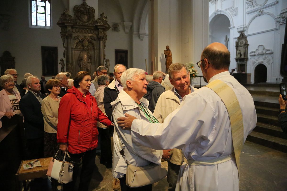 Bischof Dr. Franz Jung hat am Donnerstagnachmittag, 4. Juli, mit etwa 320 Paaren im Kiliansdom ihr goldenes oder diamantenes Ehejubiläum gefeiert.