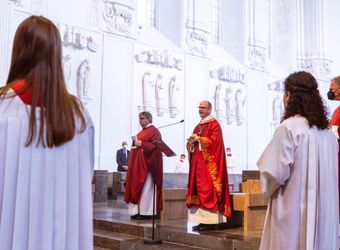 Bischof Dr. Franz Jung hat am Hochfest der Frankenapostel, Donnerstag, 8. Juli, mit haupt- und ehrenamtlichen Mitarbeiterinnen und Mitarbeitern der Caritas ein Pontifikalamt im Würzburger Kiliansdom gefeiert.
