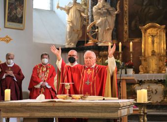 Weihbischof Ulrich Boom feierte am Donnerstagabend ein Pontifikalamt in der Pfarrkirche Sankt Michael in Zeil am Main.