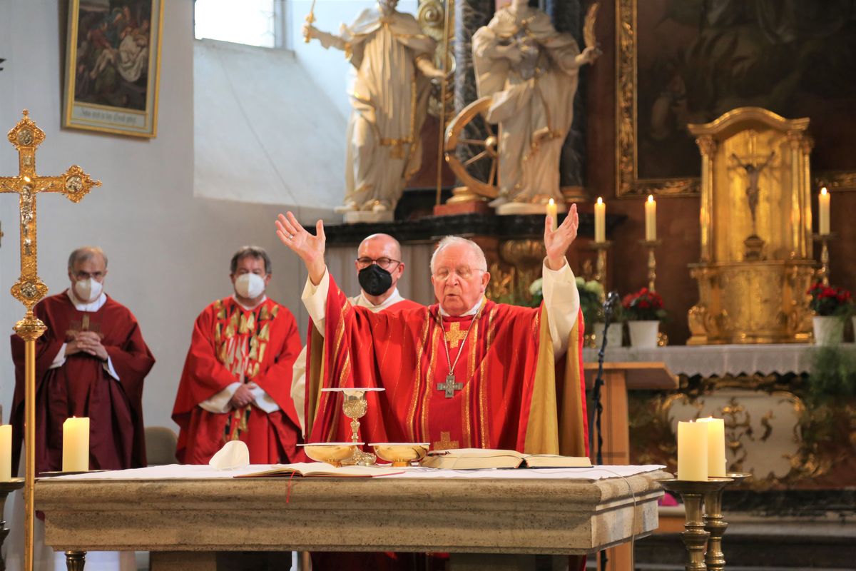 Weihbischof Ulrich Boom feierte am Donnerstagabend ein Pontifikalamt in der Pfarrkirche Sankt Michael in Zeil am Main.