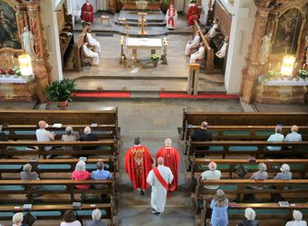 Weihbischof Ulrich Boom feierte am Donnerstagabend ein Pontifikalamt in der Pfarrkirche Sankt Michael in Zeil am Main.