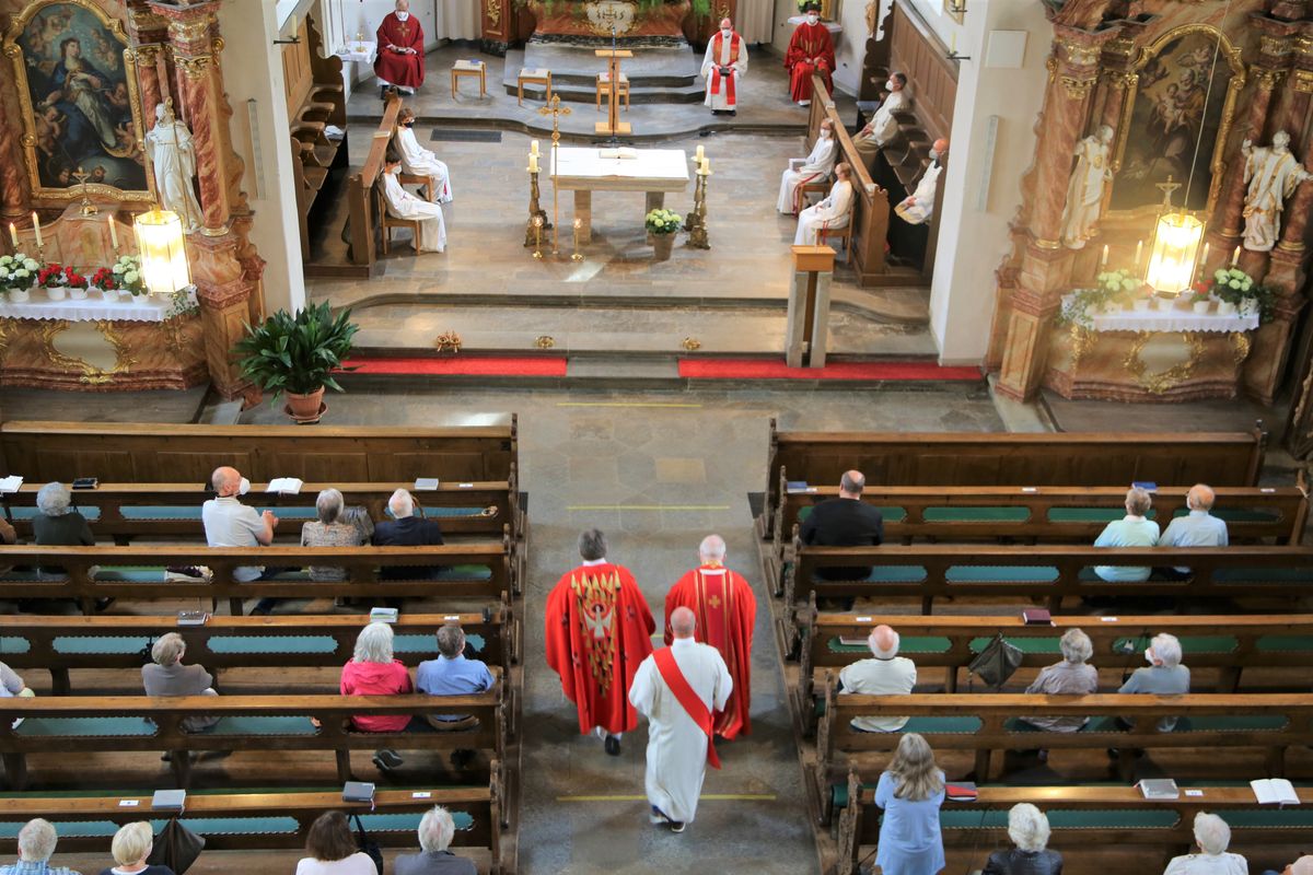 Weihbischof Ulrich Boom feierte am Donnerstagabend ein Pontifikalamt in der Pfarrkirche Sankt Michael in Zeil am Main.