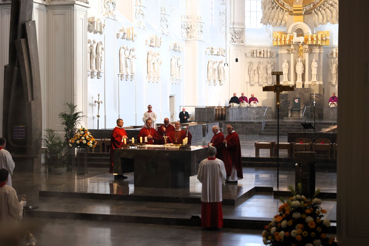 Einen Gottesdienst zum Gedenken an Generalvikar Dr. Karl Hillenbrand und Weihbischof em. Alfons Kempf hat Bischof Dr. Franz Jung am Freitag, 22. November, gefeiert. Anschließend segnete er die Gräber der beiden im Domkreuzgang und der Sepultur. Einen Gottesdienst zum Gedenken an Generalvikar Dr. Karl Hillenbrand und Weihbischof em. Alfons Kempf hat Bischof Dr. Franz Jung am Freitag, 22. November, gefeiert. Anschließend segnete er die Gräber der beiden im Domkreuzgang und der Sepultur.