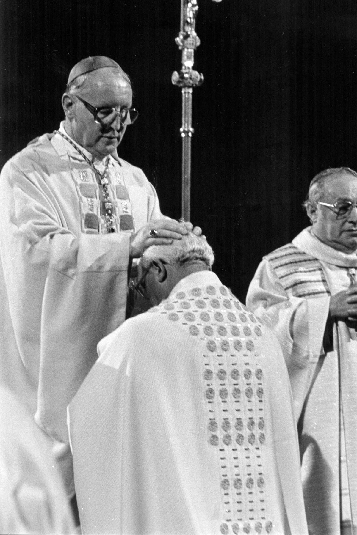 Erzbischof Dr. Friedrich Wetter (links) weiht am 16. Oktober 1983 Dr. Anton Schlembach im Dom zu Speyer zum Bischof. Erzbischof Dr. Friedrich Wetter (links) weiht am 16. Oktober 1983 Dr. Anton Schlembach im Dom zu Speyer zum Bischof.