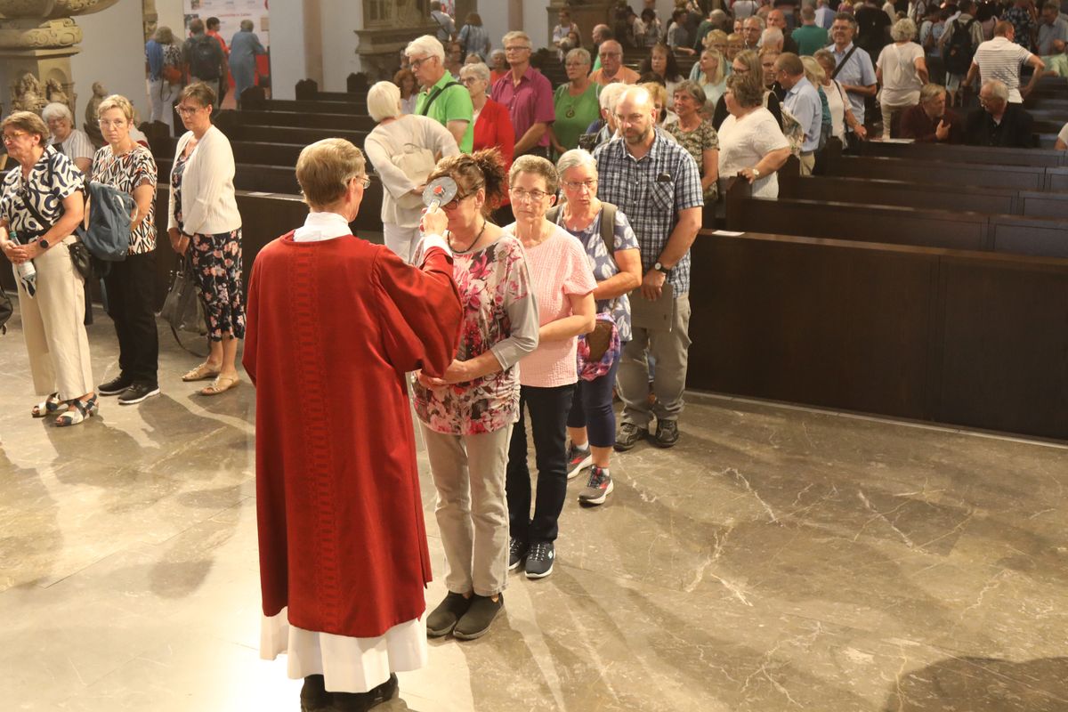 Weihbischof Paul Reder feierte am Samstag, 12. Juli 2025, einen Kiliani-Gottesdienst mit Kirchenchören sowie Kirchenmusikern und -musikerinnen aus dem ganzen Bistum. Viele Gläubige nutzten die danach die Möglichkeit  zum Einzelsegen.