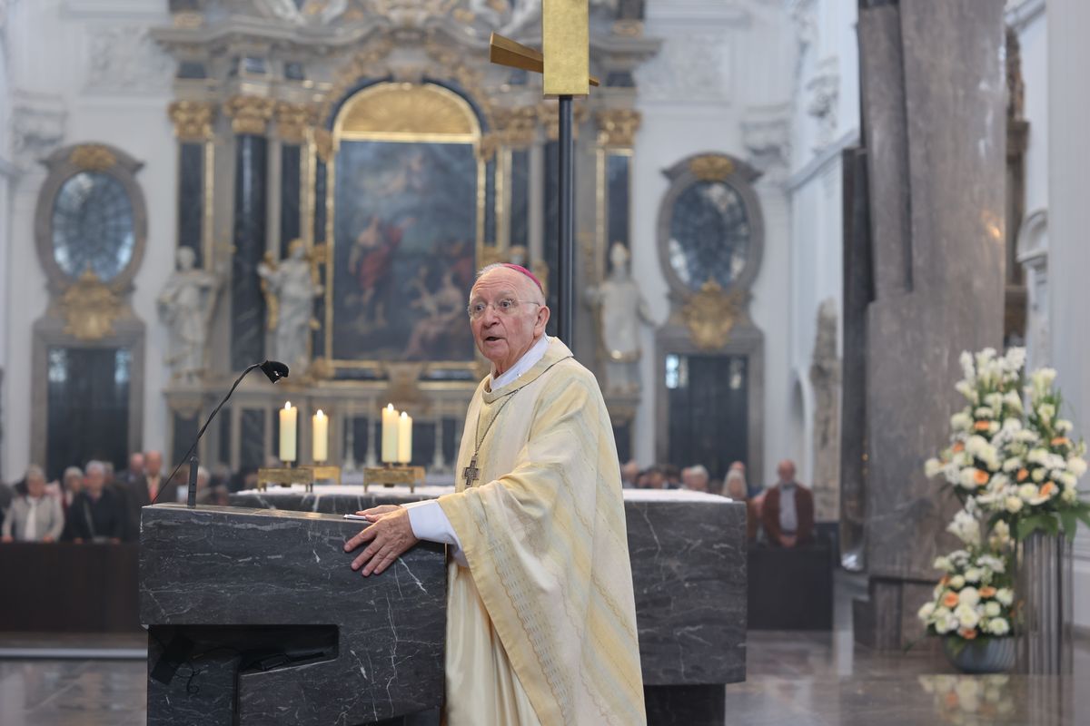 „Bei allen Herausforderungen und Unsicherheiten, die es auf Ihrem gemeinsamen Lebensweg über die vielen Jahrzehnte gewiss gab und gibt, haben Sie einander, Ihrer Familie und den Menschen in Ihrer Umgebung auch immer wieder das gegeben, was ein Stern schenkt: Sinn, Halt und Orientierung“, sagte Weihbischof em. Ulrich Boom in seiner Predigt. 