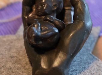 Jede Dienerin der heiligen Kindheit Jesu, wie die Oberzeller Franziskanerinnen offiziell heißen, erhält als Erinnerung an die Spiritualität der "Dienerinnen der heiligen Kindheit Jesu" eine Darstellung des Jesuskinds.