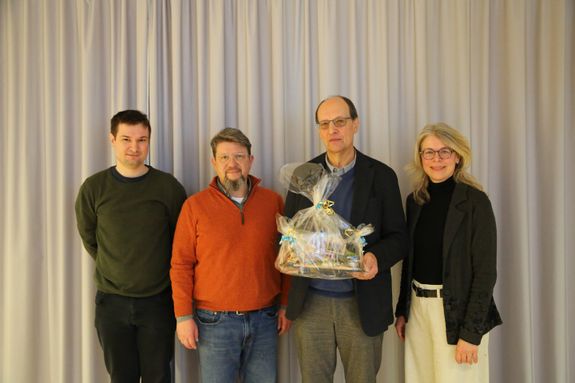 Matthias Habermann (Mitarbeiter von Archiv und Bibliothek des Bistums Würzburg (ABBW)), Dieter Engelhardt (MAV), Thomas Wehner (stellvertretender Leiter von ABBW) und Dr. Katrin Schwarz (Leiterin von ABBW) (vlnr) bei der Verabschiedungsfeier Wehners nach über 38 Jahren im Bistumsdienst. 