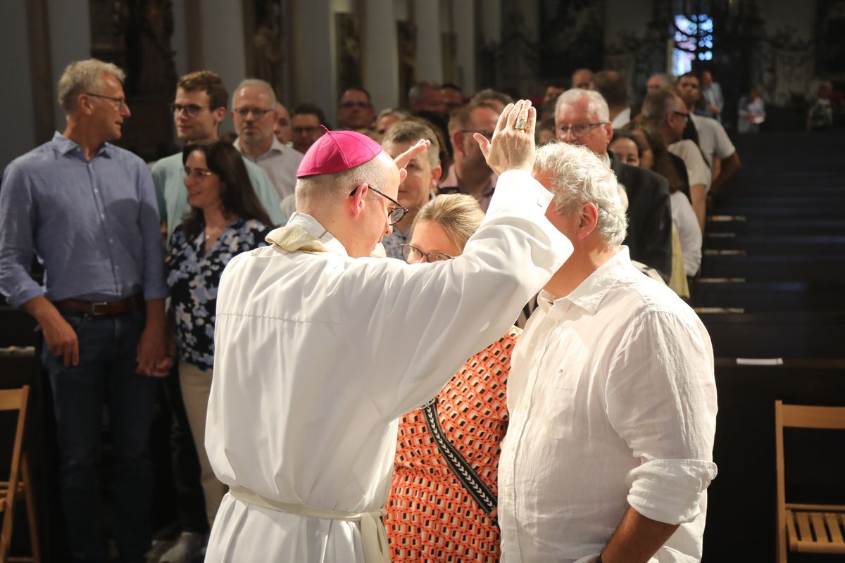 Mit rund 1000 Eheleuten, die in diesem Jahr Silberhochzeit haben, feierte Bischof Dr. Franz Jung am Freitagabend, 4. Juli 2025, einen Pontifikalgottesdienst im Kiliansdom. Im Anschluss erteilten er, Weihbischof Paul Reder sowie weitere Seelsorgerinnen und Seelsorger den Paaren einzeln den Segen.