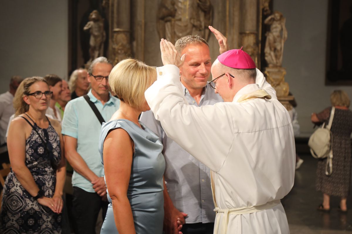 Mit rund 1000 Eheleuten, die in diesem Jahr Silberhochzeit haben, feierte Bischof Dr. Franz Jung am Freitagabend, 4. Juli 2025, einen Pontifikalgottesdienst im Kiliansdom. Im Anschluss erteilten er, Weihbischof Paul Reder sowie weitere Seelsorgerinnen und Seelsorger den Paaren einzeln den Segen.