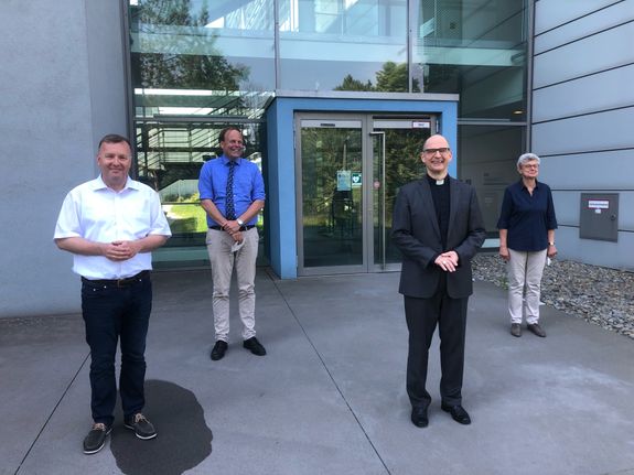 Vor dem Gebäude der Pharmazie im Würzburger Stadtteil Hubland (von links): Dr. Dr. Thomas Richter, Professor Dr. Dr. Lorenz Meinel, Bischof Dr. Franz Jung und  Professorin Dr. Ulrike Holzgrabe. 