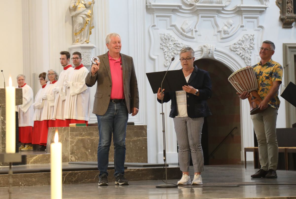 Vertreterinnen und Vertreter der Verbände brachten symbolische Gaben vor den Altar.