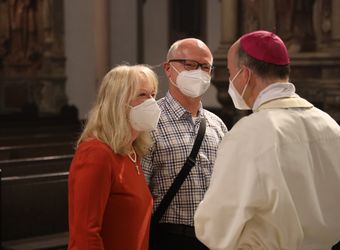 Bischof Dr. Franz Jung feierte am Mittwochabend, 23. Juni, einen Gottesdienst für Ehepaare, die 2021 oder 2021 auf 25 gemeinsame Jahre zurückblicken. Im Anschluss konnten sich die Paare segnen lassen.