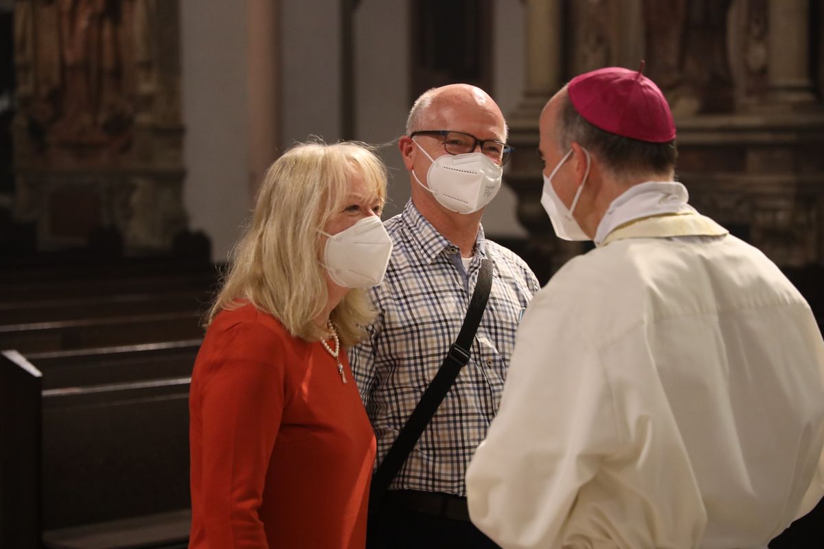 Bischof Dr. Franz Jung feierte am Mittwochabend, 23. Juni, einen Gottesdienst für Ehepaare, die 2021 oder 2021 auf 25 gemeinsame Jahre zurückblicken. Im Anschluss konnten sich die Paare segnen lassen.