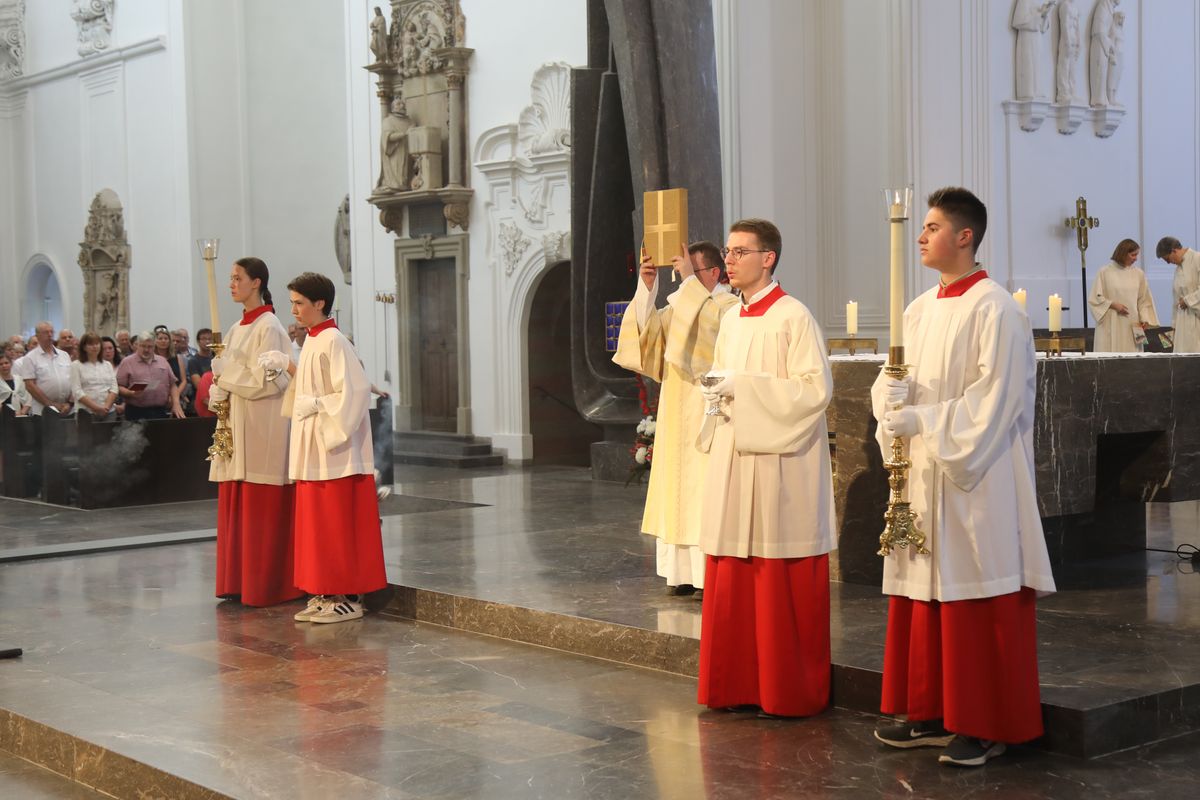 Mit rund 1000 Eheleuten, die in diesem Jahr Silberhochzeit haben, feierte Bischof Dr. Franz Jung am Freitagabend, 4. Juli 2025, einen Pontifikalgottesdienst im Kiliansdom. Im Anschluss erteilten er, Weihbischof Paul Reder sowie weitere Seelsorgerinnen und Seelsorger den Paaren einzeln den Segen.