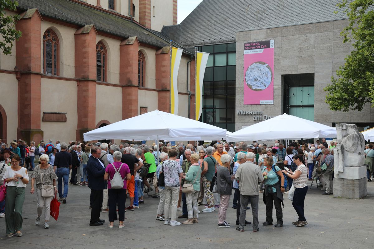 Bischof Dr. Franz Jung feierte am Donnerstag, 10. Juli 2025, einen Kiliani-Wallfahrtsgottesdienst mit Gläubigen aus der Region Würzburg. Eine Begegnung auf dem Kiliansplatz schloss sich an.