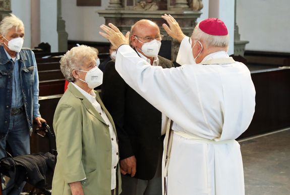 Weihbischof Ulrich Boom feierte am Mittwochnachmittag, 30. Juni, einen Gottesdienst für Ehepaare, die 2020 oder 2021 ihr goldenes, diamantenes oder eisernes Ehejubiläum hatten. Im Anschluss konnten sich die Paare segnen lassen.