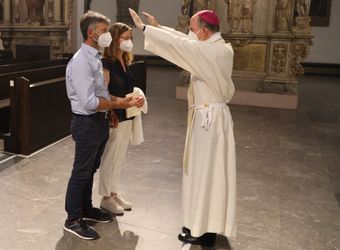Bischof Dr. Franz Jung feierte am Mittwochabend, 23. Juni, einen Gottesdienst für Ehepaare, die 2021 oder 2021 auf 25 gemeinsame Jahre zurückblicken. Im Anschluss konnten sich die Paare segnen lassen.