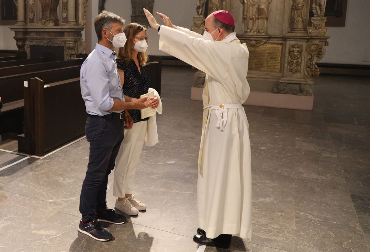 Bischof Dr. Franz Jung feierte am Mittwochabend, 23. Juni, einen Gottesdienst für Ehepaare, die 2021 oder 2021 auf 25 gemeinsame Jahre zurückblicken. Im Anschluss konnten sich die Paare segnen lassen.